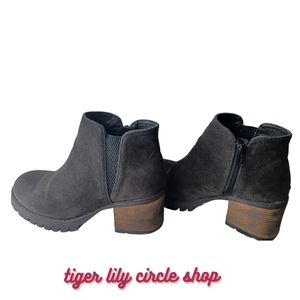 BYBULLBOXER Black Suede Ankle Boots Women's 6 with Brown and Black Faded Heel